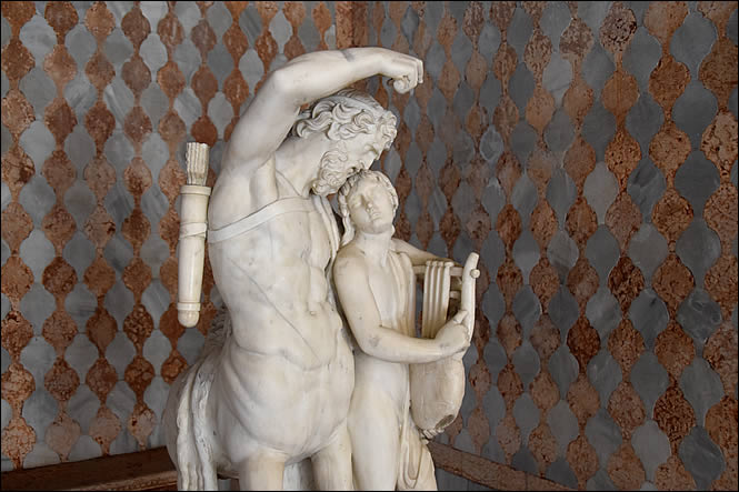Détail de la statue du Centaure Chiron et d'Achille