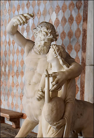 Détail de la statue du centaure Chiron et d'Achille