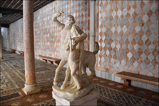 Statue représentant le centaure Chiron et Achille