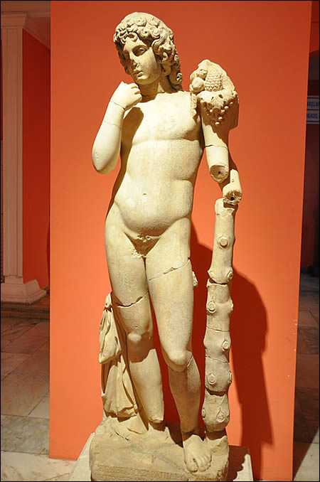 Statue d'Harpocrate au musée d'Antalya