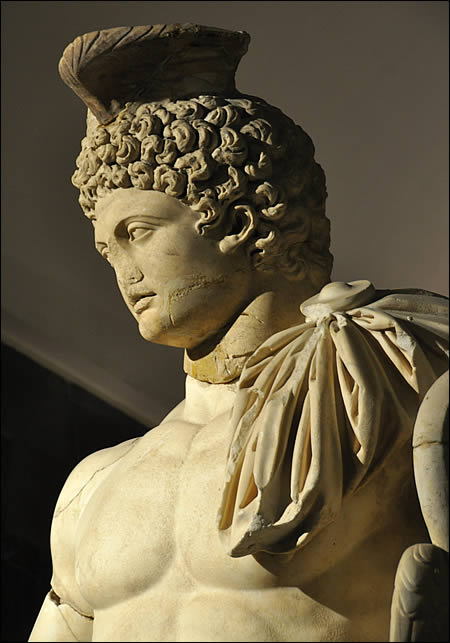 Détail de la statue d'Hermès au musée achéologique d'Antalya