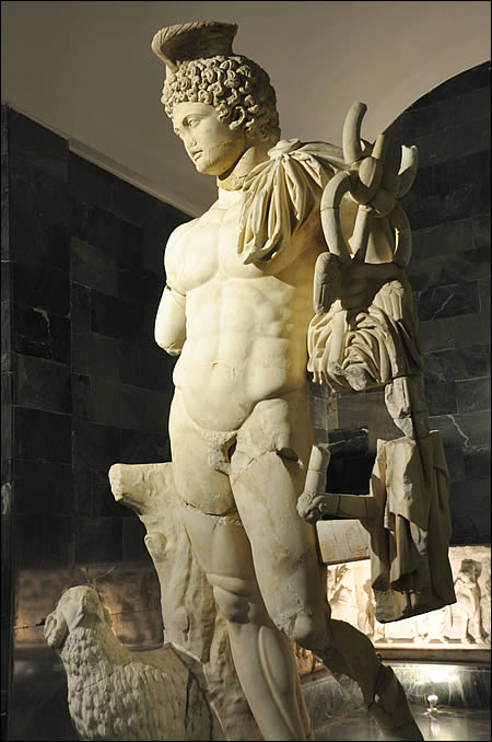 Statue d'Hermès au musée archéologique d'Antalya