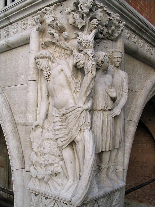 Vue générale de la sculpture de l'ivresse de Noë