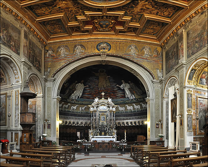 Vue de l'intérieur de la basilique Saints Côme et Damien